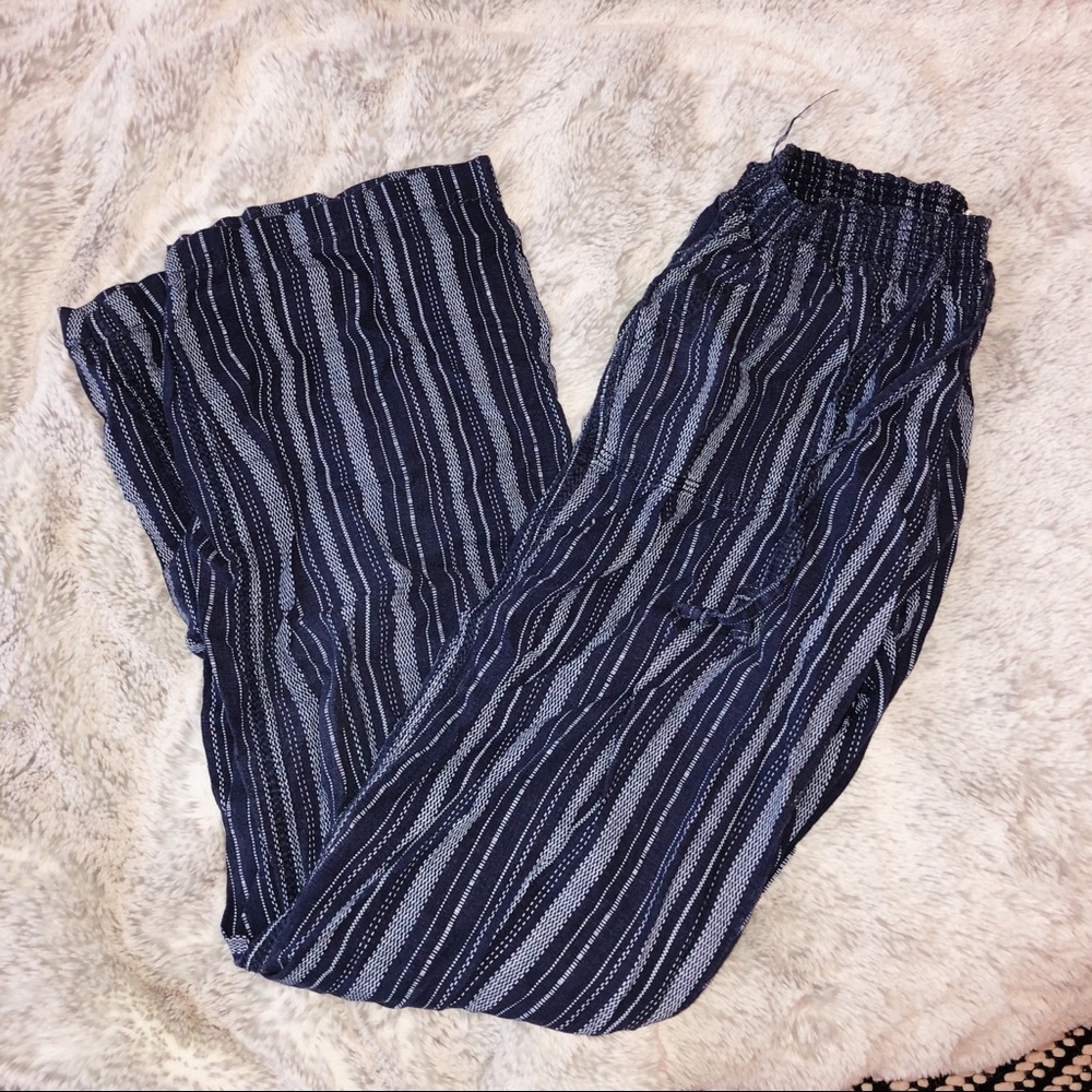WHITE/BLUE PANTS